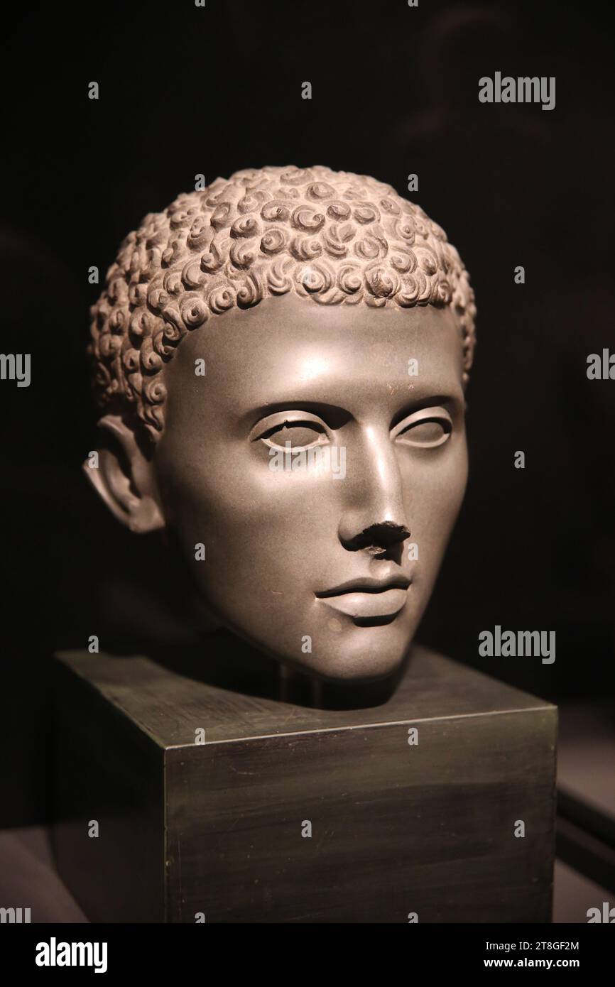 Stile tolemaico, 100-75 a.C. La testa di un giovane idializzato. Stile greco ed egiziano. Alessandria, Egitto. Pietra argentata verde. British Museum. Londra. GBR. Foto Stock