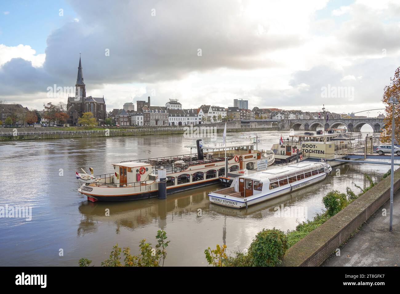 Il fiume Maas, il fiume Mosa con chiatte, Maastricht, Limburgo, Paesi Bassi. Foto Stock