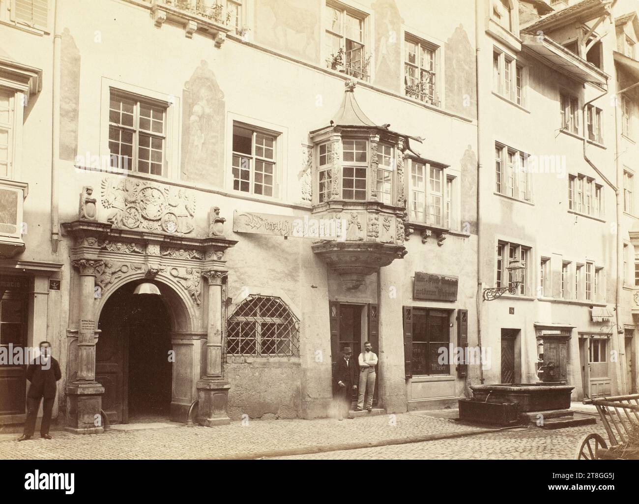 Sciaffusa: Facciata di una casa, fotografia, Hugo, Victor, autore di testo, tra il 1865 e il 1871, III quarto XIX secolo, casa di Victor Hugo - Hauteville House, fotografia, stampa di albumi, Sciaffusa (cantone), Sciaffusa (cantone), dimensioni - lavoro: altezza: 19,8 cm, larghezza: 25,8 cm, dimensioni - pagina - foglio:, altezza: 35,8 cm, larghezza: 27,2 cm Foto Stock