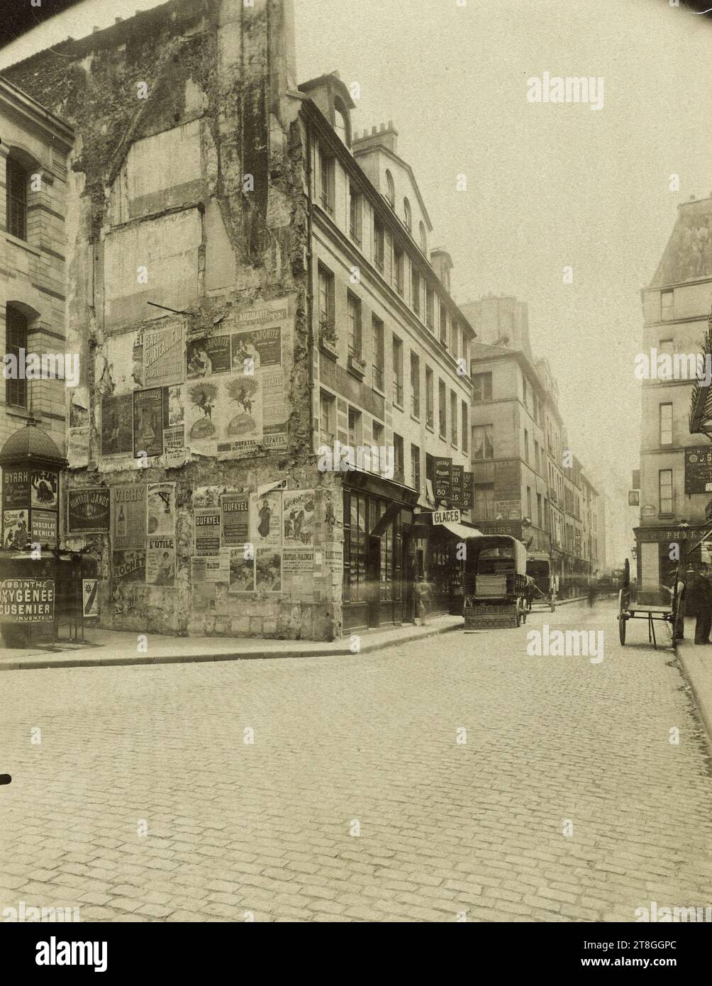 Ex Teatro Doyen, rue Beaubourg, 3° arrondissement, Parigi, Atget, Eugène (Jean Eugène Auguste Atget), fotografo, Fotografia, arti grafiche, stampa in albume, dimensioni - lavoro: altezza: 21,3 cm, larghezza: 17,6 cm, dimensioni - supporto anticato:, altezza: 30 cm, larghezza: 24,2 cm Foto Stock