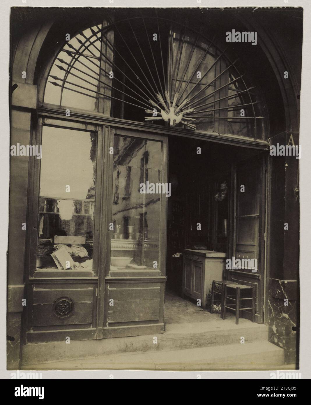 Cabaret, 7 rue Mondoir, 1er arrondissement, Parigi, Atget, Eugène (Jean Eugène Auguste Atget), fotografo, Fotografia, arti grafiche, stampa in albume, dimensioni - lavoro: altezza: 22 cm, larghezza: 17,8 cm Foto Stock