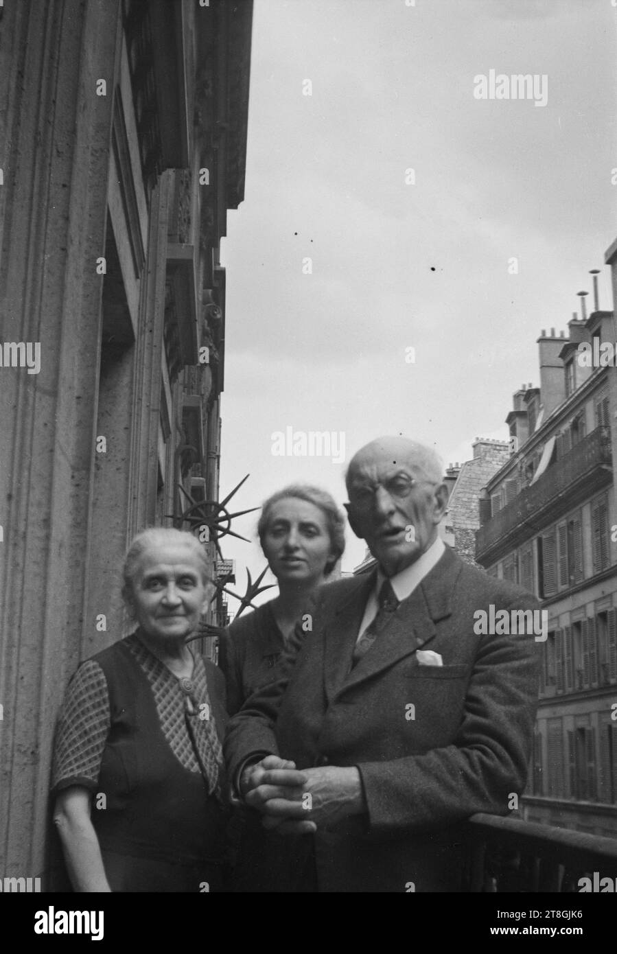 Tre persone su un balcone, mezza lunghezza (Guéniot e la sua famiglia), fotografo, i metà del XX secolo, fotografia, Softcopy negativo, dimensioni - lavoro: Altezza: 9 cm, larghezza: 6,1 cm Foto Stock