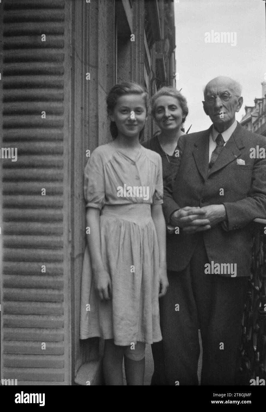 Tre persone su un balcone, di fronte (Guéniot e la sua famiglia), fotografo, i metà del XX secolo, fotografia, Softcopy negativo, dimensioni - lavoro: Altezza: 8,9 cm, larghezza: 6,1 cm Foto Stock