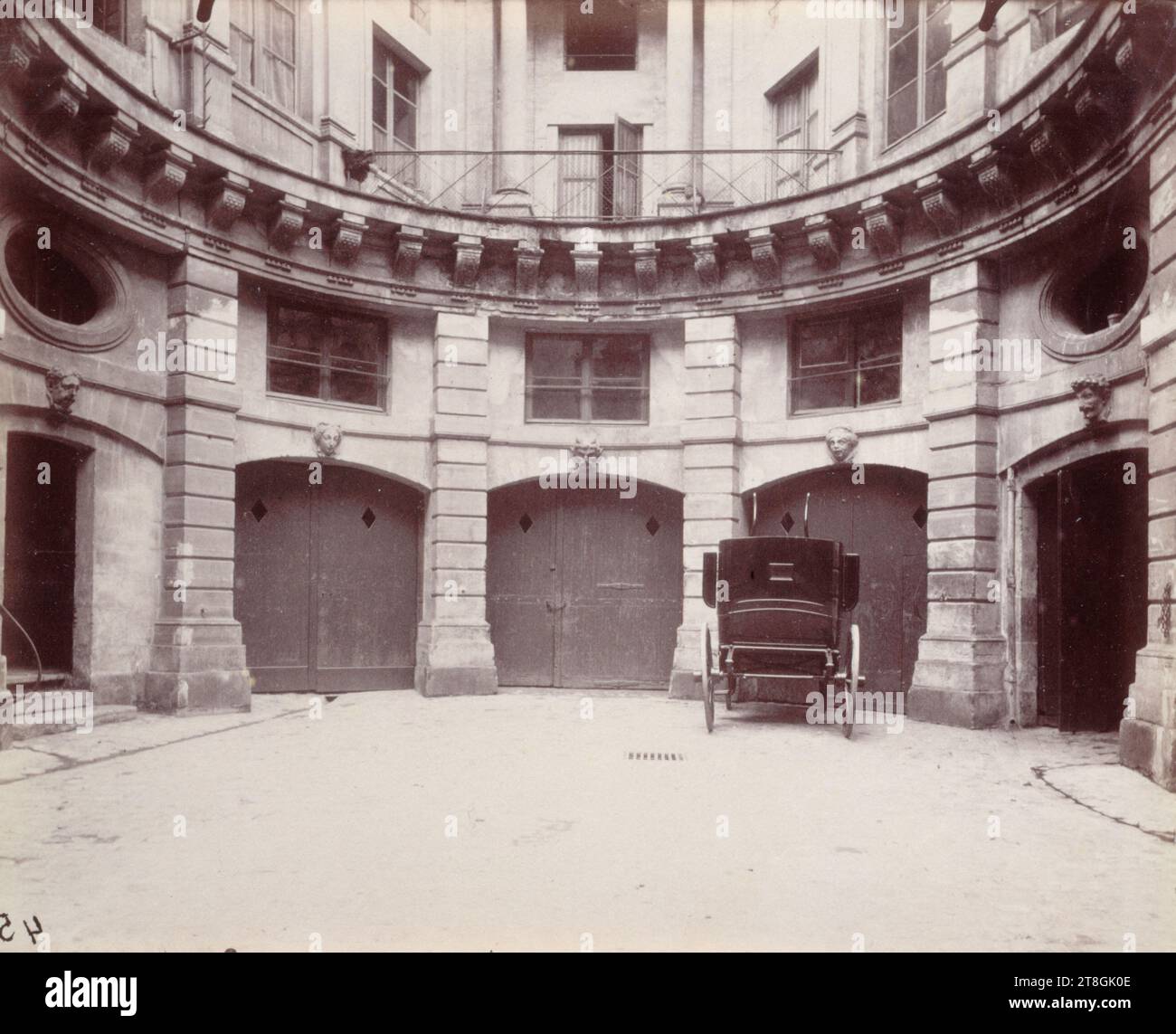 Cortile dell'Hôtel de Beauvais, 68 rue Franchis-Miron, 4° arrondissement, Parigi, Atget, Eugène (Jean Eugène Auguste Atget), fotografo, nel 1902, Fotografia, arti grafiche, fotografia, stampa in albume, dimensioni - lavoro: altezza: 21,7 cm, larghezza: 17,7 cm Foto Stock