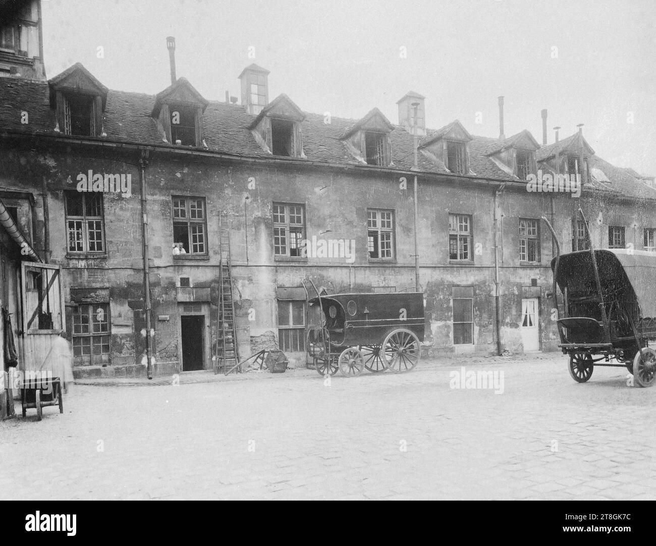 Courtyard, Hôpital de la Pitié, V arrondissement, Parigi, Atget, Eugène (Jean Eugène Auguste Atget), fotografo, Fotografia, arti grafiche, stampa albumen, dimensioni - lavoro: altezza: 17,5 cm, dimensioni - montaggio: larghezza: 21,5 cm Foto Stock