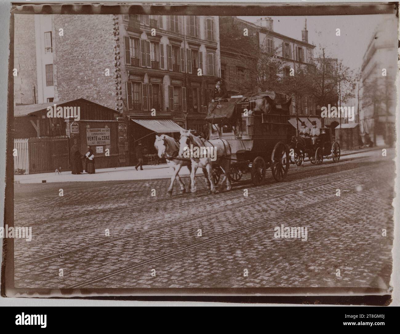 Carrozza trainata da cavalli, Parigi, fotografo amatoriale, XIX-XX secolo, Fotografia, arti grafiche, fotografia, stampa sviluppata in cloruro d'argento con gelatina, dimensioni - immagine:, altezza: 4,1 cm, larghezza: 5,7 cm, dimensioni - margine:, altezza: 4,4 cm, larghezza: 5,9 cm Foto Stock