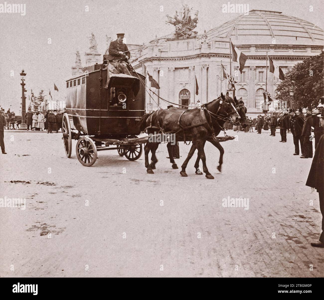 Carrozza trainata da cavalli di fronte al Petit Palais, VIII arrondissement, Parigi, fotografo dilettante, XIX-XX secolo, fotografia, arti grafiche, fotografia, stampa sviluppata in cloruro d'argento con gelatina, dimensioni - immagine:, altezza: 7,4 cm, larghezza: 8,6 cm, dimensioni - margine:, altezza: 8,2 cm, larghezza: 9 cm Foto Stock