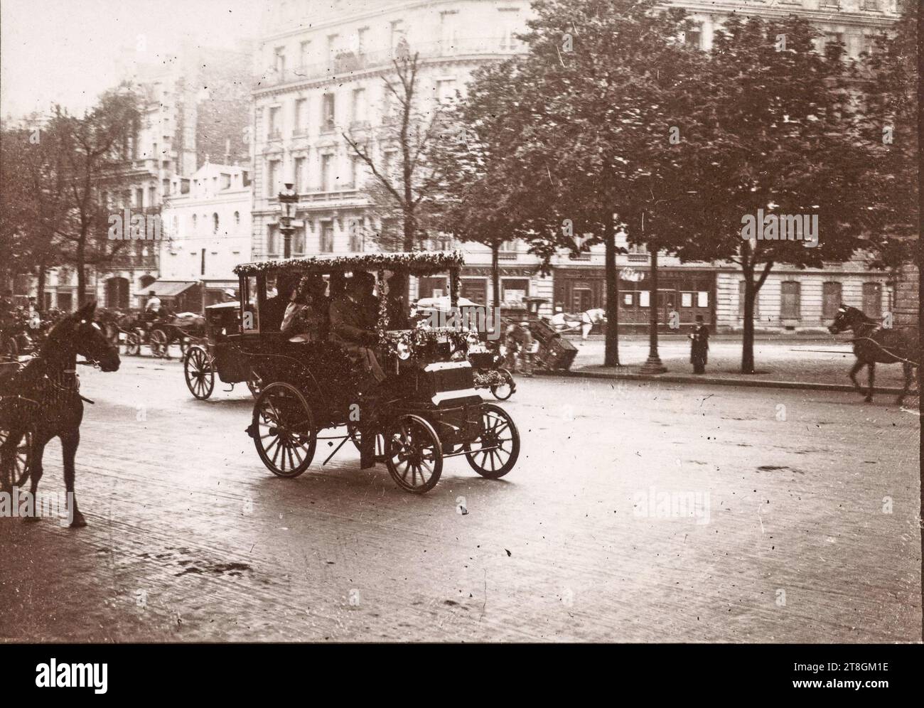 Auto in una strada, Parigi, fotografo amatoriale, XIX-XX secolo, Fotografia, arti grafiche, Fotografia, Aristotipo, dimensioni - Opera: altezza: 6 cm, larghezza: 8,5 cm, dimensioni - margine:, altezza: 6,5 cm, larghezza: 9 cm Foto Stock