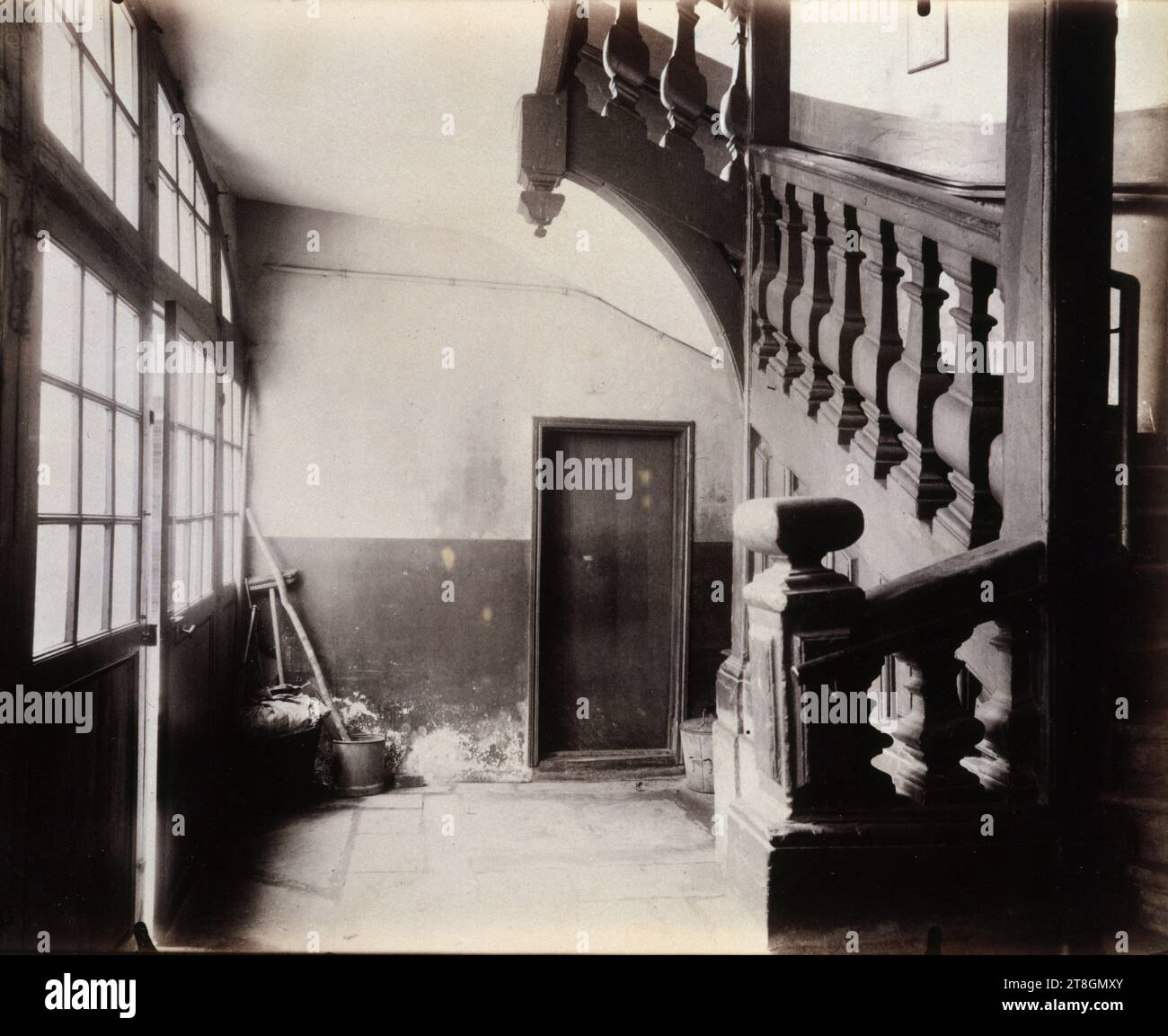 Escalier, 7 rue Beautreillis, 4th arrondissement, Paris, Atget, Eugène (Jean Eugène Auguste Atget), fotografo, Fotografia, arti grafiche, stampa in albume, dimensioni - lavoro: altezza: 17,6 cm, larghezza: 21,7 cm Foto Stock