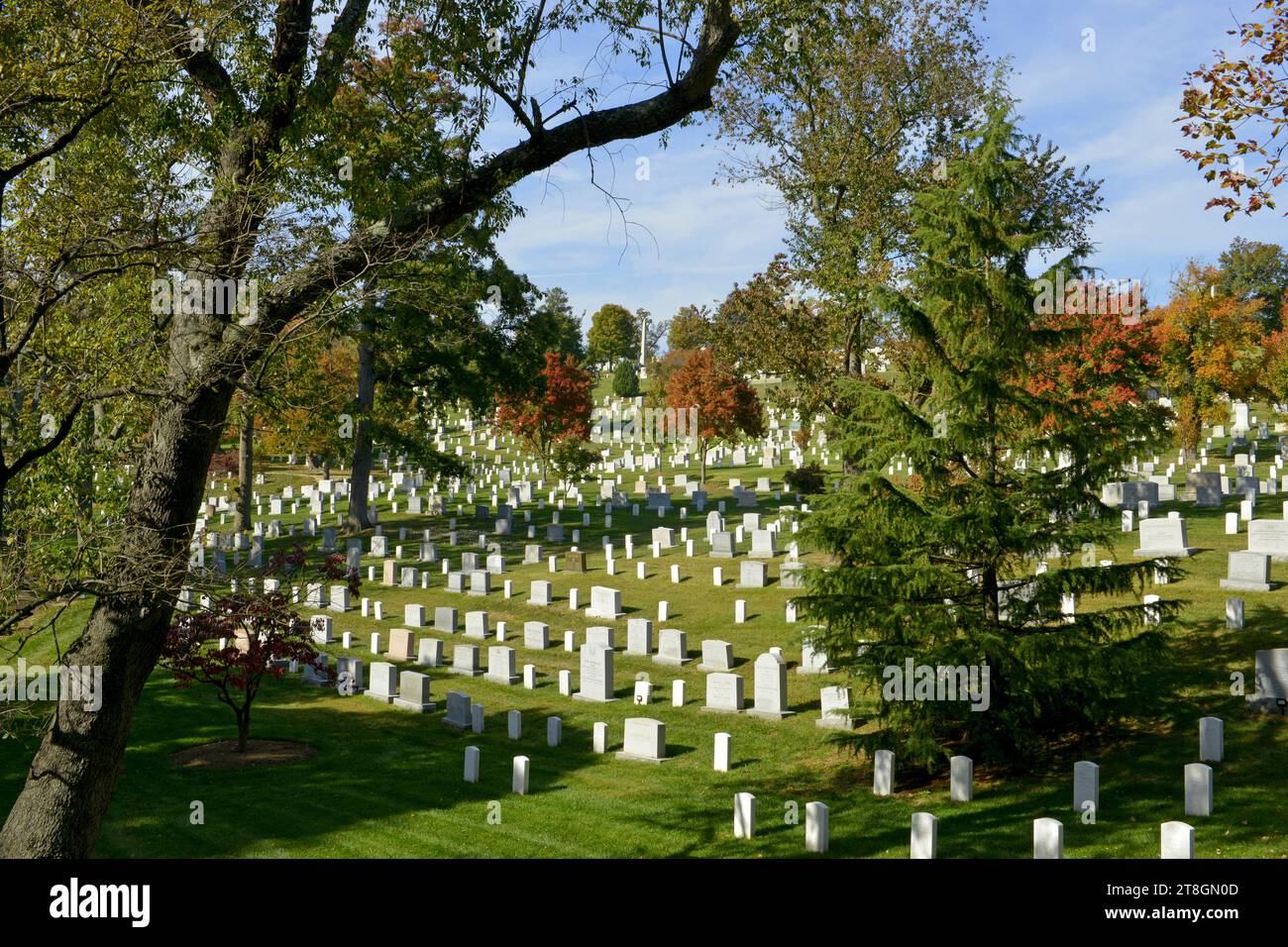 File di eroi sepolti nel cimitero nazionale di Arlington in Virginia, alcuni risalenti alla guerra di secessione americana Foto Stock