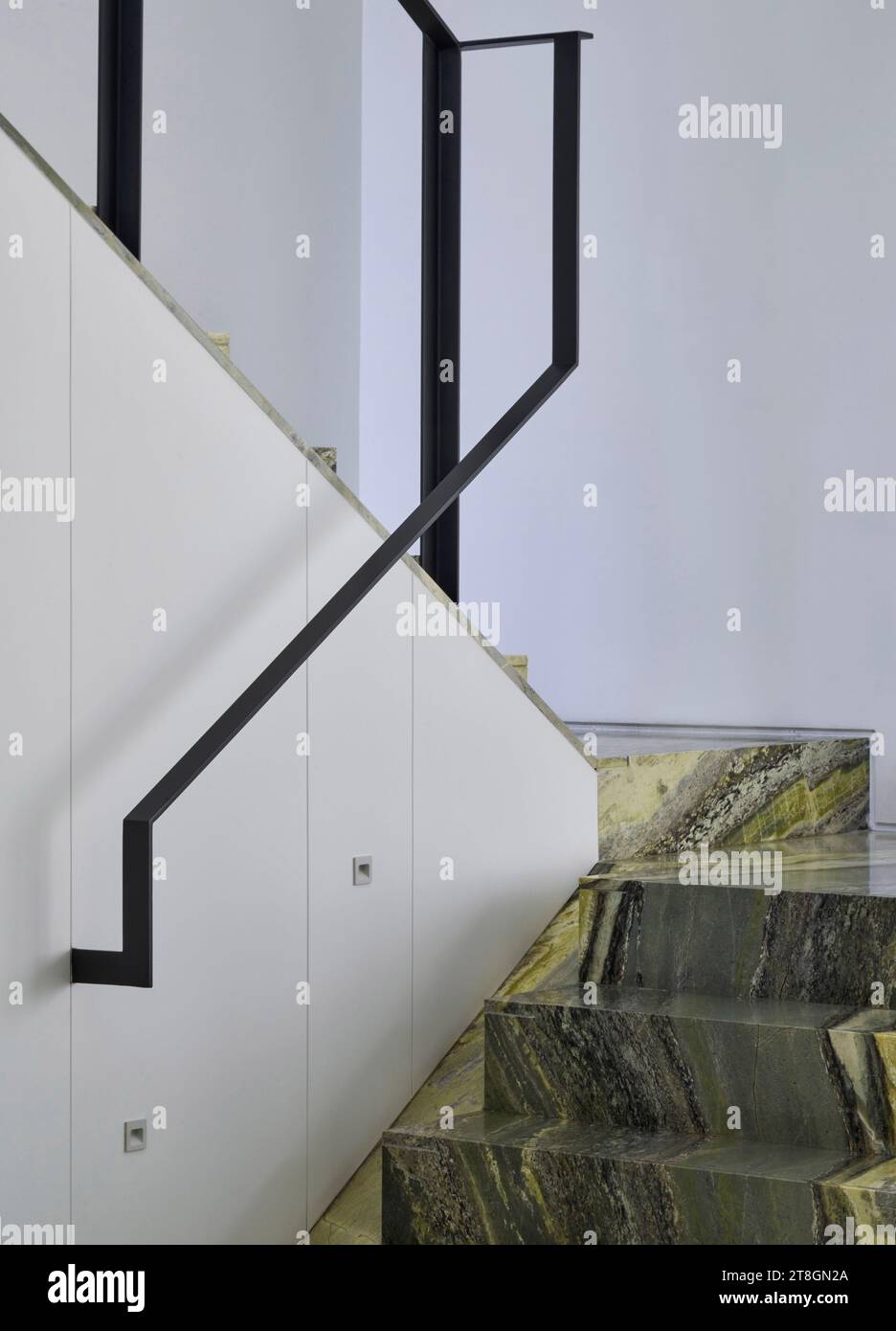 Battistrada in pietra e corrimano. Hotel Casa Polanco, città del Messico, Messico. Architetto: Gantous Arquitectos, 2022. Foto Stock