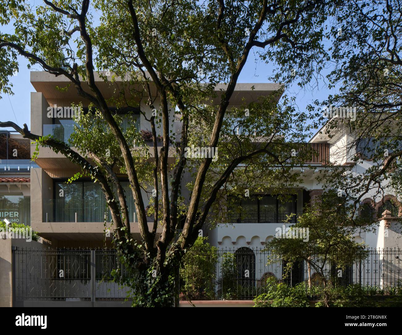 Facciata esterna: Il vecchio incontra il nuovo. Hotel Casa Polanco, città del Messico, Messico. Architetto: Gantous Arquitectos, 2022. Foto Stock
