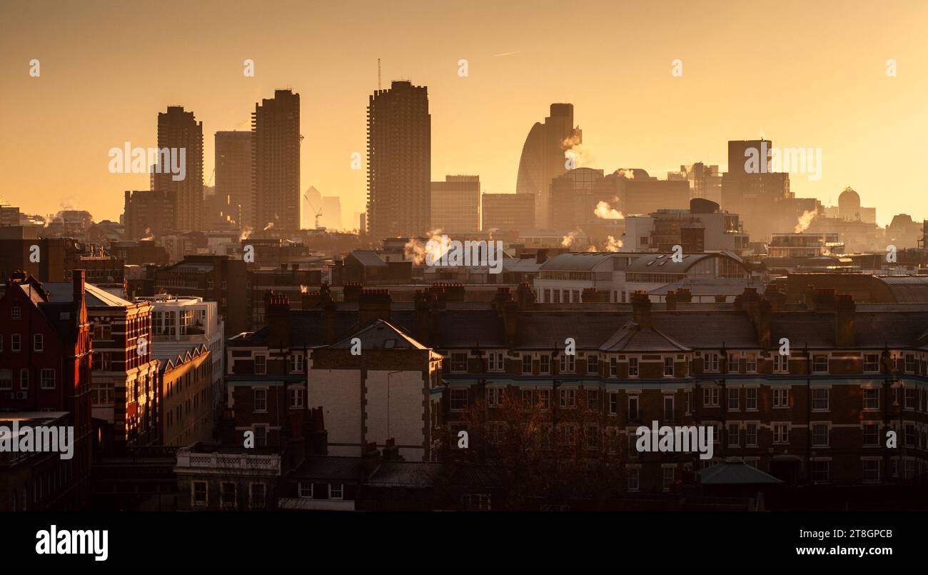 Londra, Inghilterra, Regno Unito - 4 gennaio 2010: La luce dell'alba cade sui grattacieli, gli uffici e gli appartamenti della City of London e del Clerkenwell dist Foto Stock