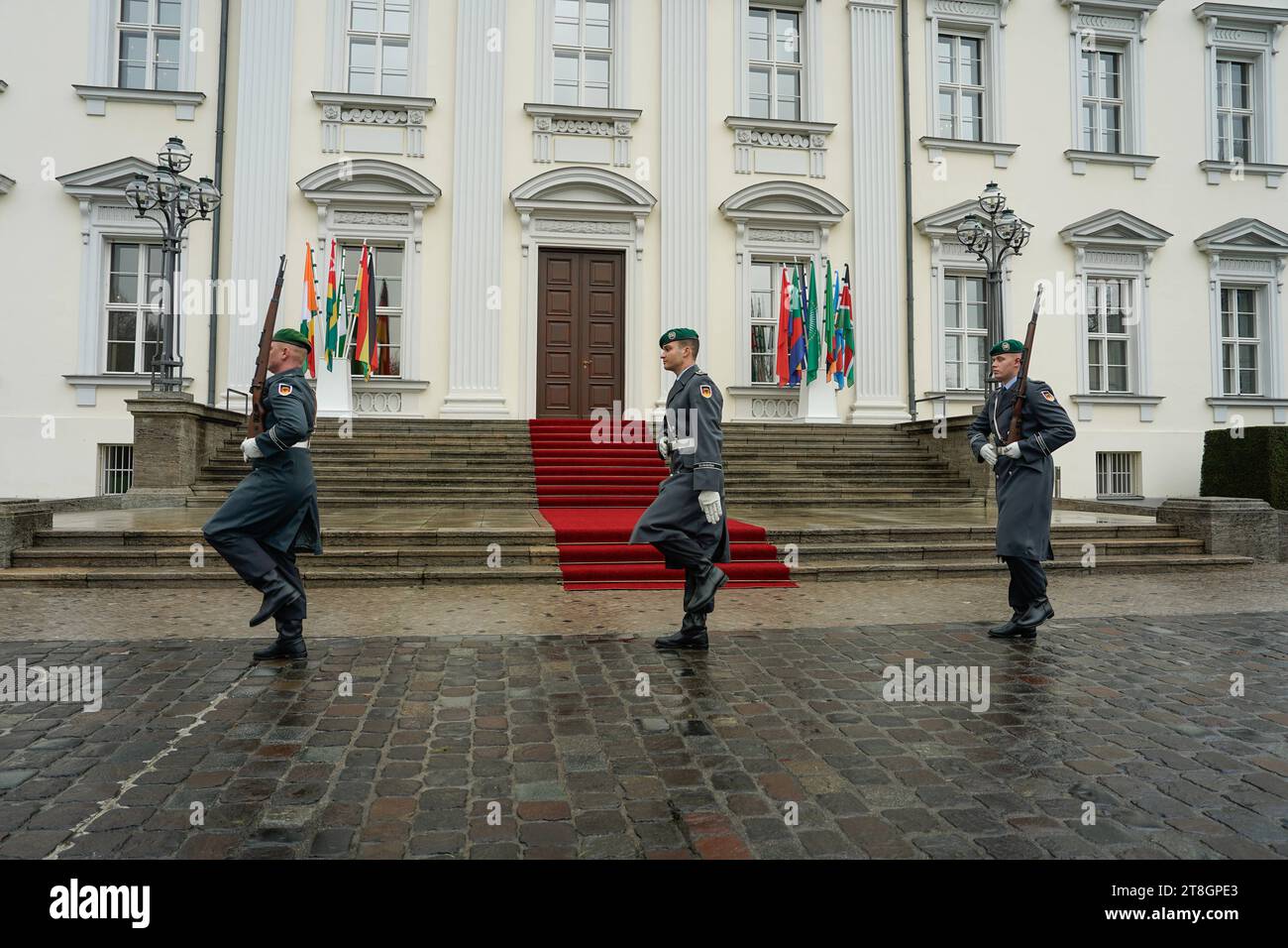 Konferenz G20 Compact con Africa Konferenz G20 Compact con Africa AM 20. Novembre 2023 a Berlino, Ehrenwache der Bundeswehr vor dem Schloss Bellevue Berlino GER *** Conferenza G20 Compact with Africa Conferenza G20 Compact with Africa il 20 novembre 2023 a Berlino, Guardia d'Onore delle forze armate tedesche di fronte al Palazzo Bellevue Berlino GER credito: Imago/Alamy Live News Foto Stock