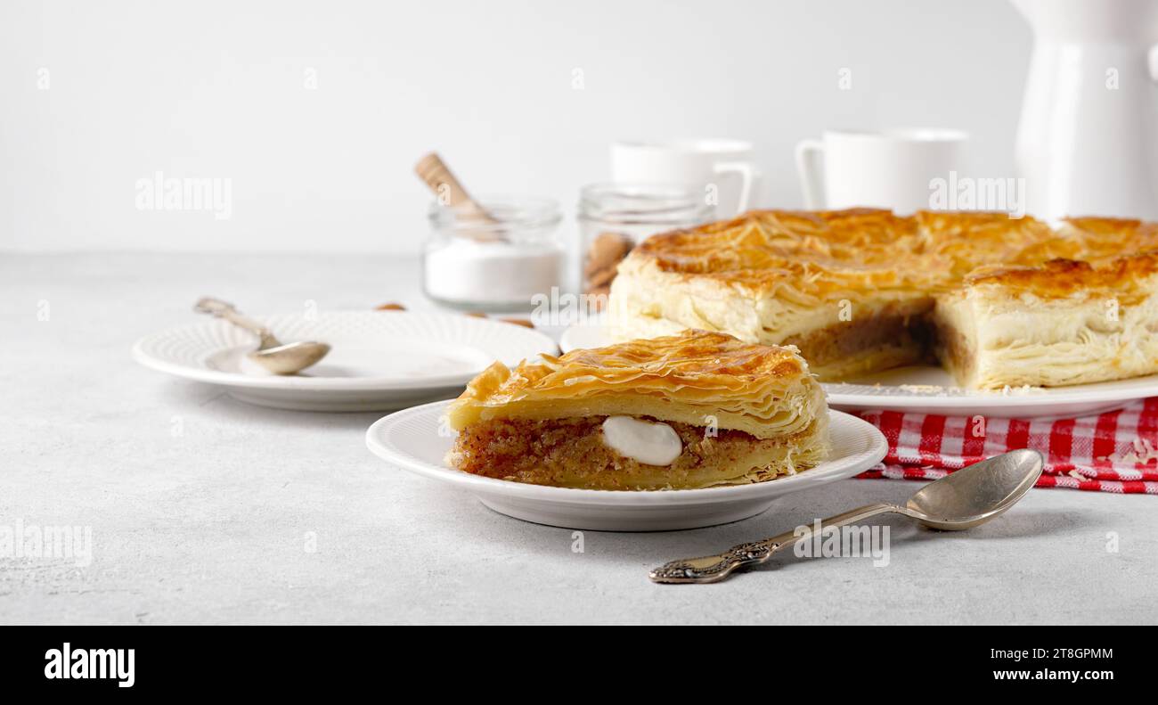 Un pezzo di torta fatta in casa della dodicesima notte con un fascino all'interno, spazio copia Foto Stock