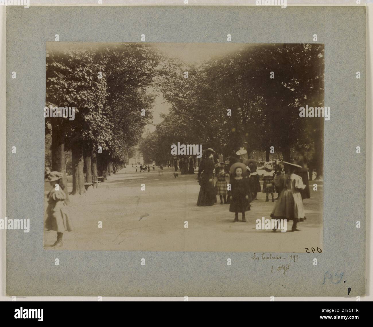 Jardins des Tuileries, 1er arrondissement, Parigi, Atget, Eugène (Jean Eugène Auguste Atget), fotografo, Array, Fotografia, Arti grafiche, fotografia, stampa in albume, dimensioni - lavoro: altezza: 17,2 cm, larghezza: 23,1 cm, dimensioni - montaggio originale:, altezza: 23,9 cm, larghezza: 29,7 cm Foto Stock