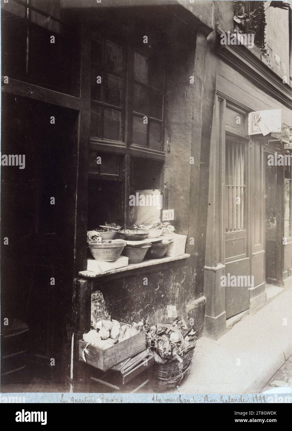 Quartieri poveri, un mercante, rue Galande, 5° arrondissement, Parigi, Atget, Eugène (Jean Eugène Auguste Atget), fotografo, Atget, Eugène (Jean Eugène Auguste Atget), fotografo, nel 1898, fotografia, arti grafiche, fotografia, stampa in albume, dimensioni - lavoro: altezza: 23. 2 cm, larghezza: 17,9 cm, dimensioni - montaggio originale:, altezza: 29,9 cm, larghezza: 23,8 cm Foto Stock