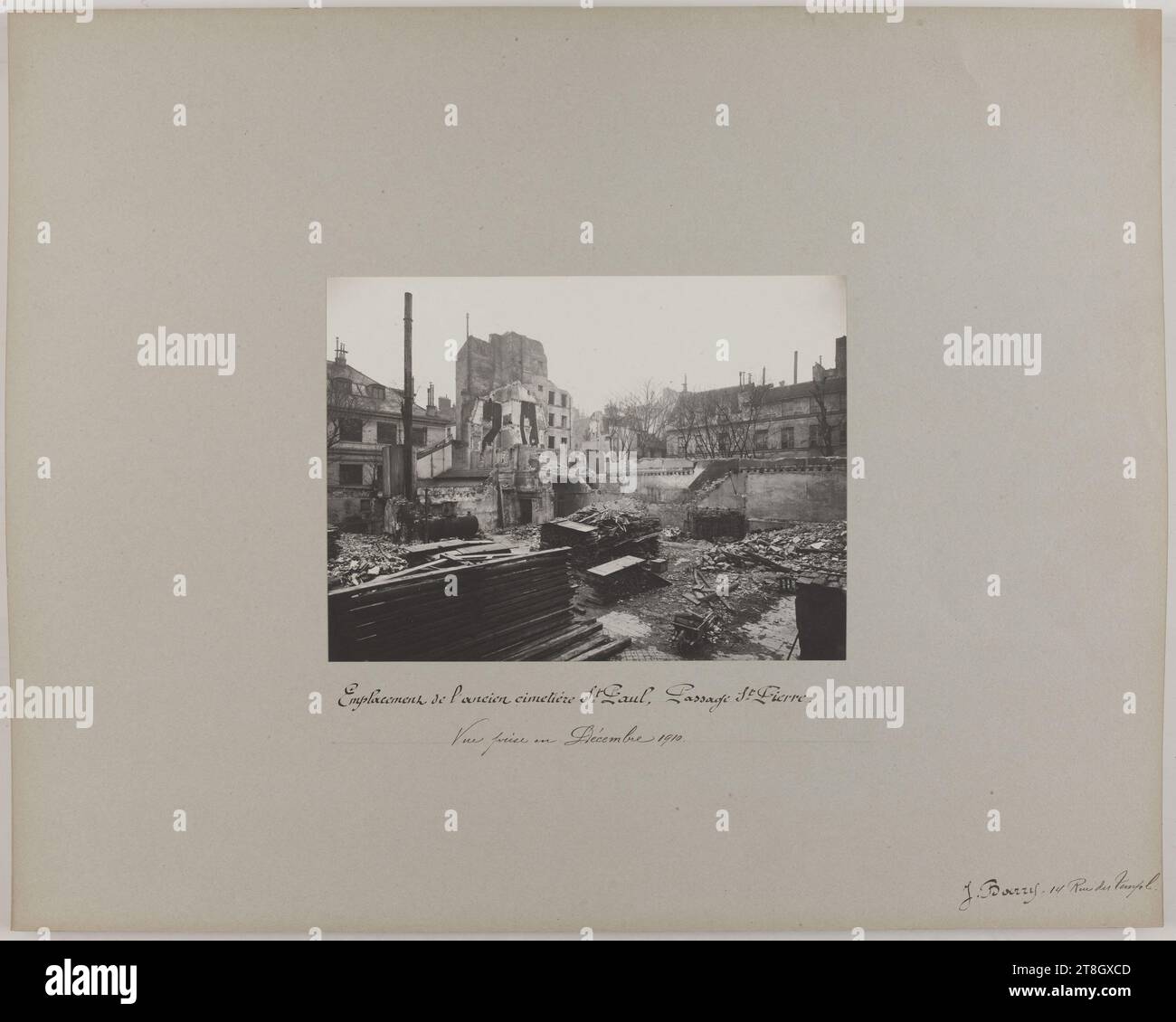 Emplacement de l'ancien cimetière Saint-Paul, passage Saint-Pierre, 11ème arrondissement, Paris, Barry, Jean, fotografo, EN 12-1910, fotografia, arti grafiche, fotografia, stampa bromuro argento gelatino, dimensioni - lavoro: altezza: 16,6 cm, larghezza: 22,4 cm, dimensioni - montaggio vecchio:, altezza: 40,1 cm, larghezza: 50,2 cm Foto Stock