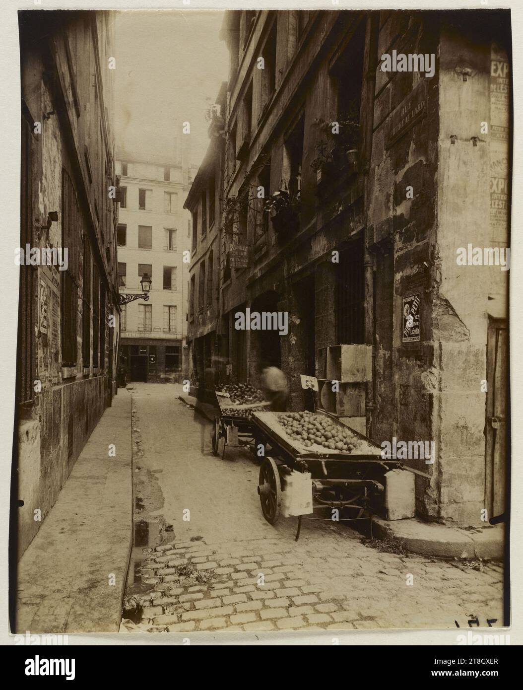 Prospettiva di rue Pierre-au-Lard, vista presa da rue du Renard, 4° arrondissement, Parigi, Atget, Eugène (Jean Eugène Auguste Atget), fotografo, fotografia, arti grafiche, stampa di albumi, dimensioni - lavoro: altezza: 22,5 cm, larghezza: 17,6 cm Foto Stock
