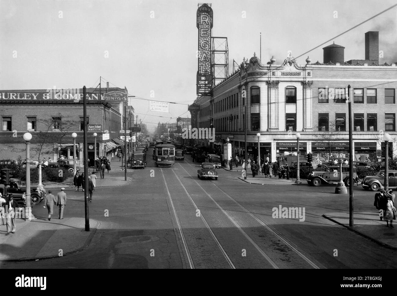 Il Regal Theater di Chicago, situato nel cuore di Bronzeville, con una vista dal 1934. Questa immagine mostra l'incrocio tra la 47th Street e South Parkway Avenue (ora Martin Luther King Drive). Foto Stock
