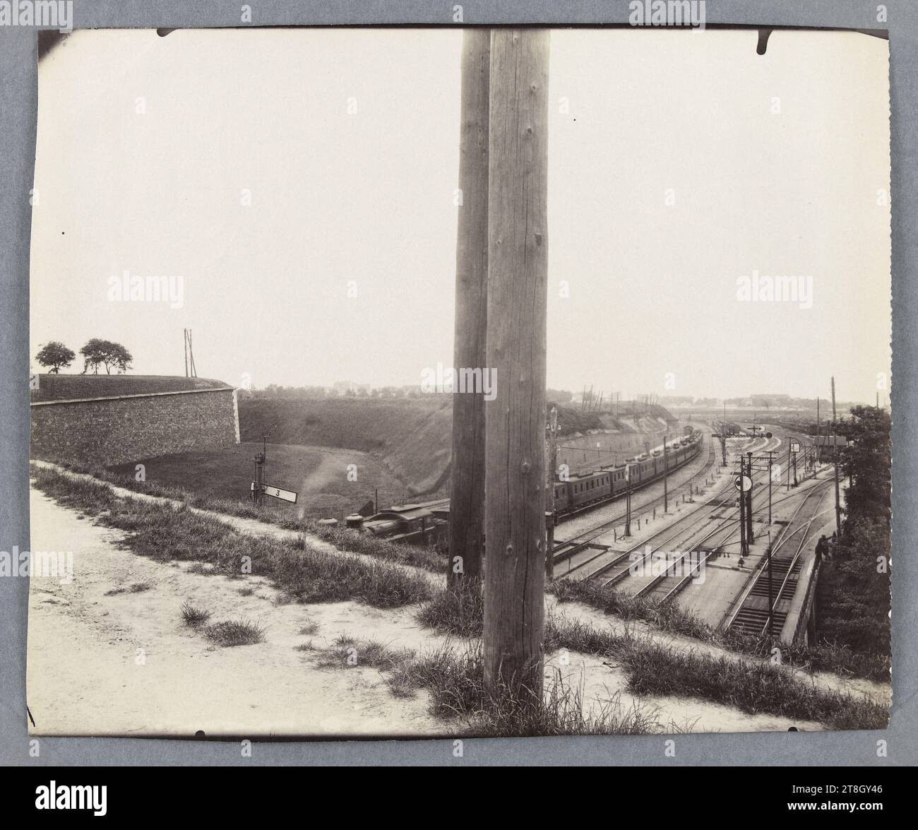 Porte de Bercy, ferrovia Lyon Méditerranée, uscita Parigi, Boulevard Poniatewski, 12° arrondissement, Parigi, Atget, Eugène (Jean Eugène Auguste Atget), fotografo, Fotografia, arti grafiche, stampa in albume, dimensioni - lavoro: altezza: 17,6 cm, larghezza: 21,6 cm Foto Stock