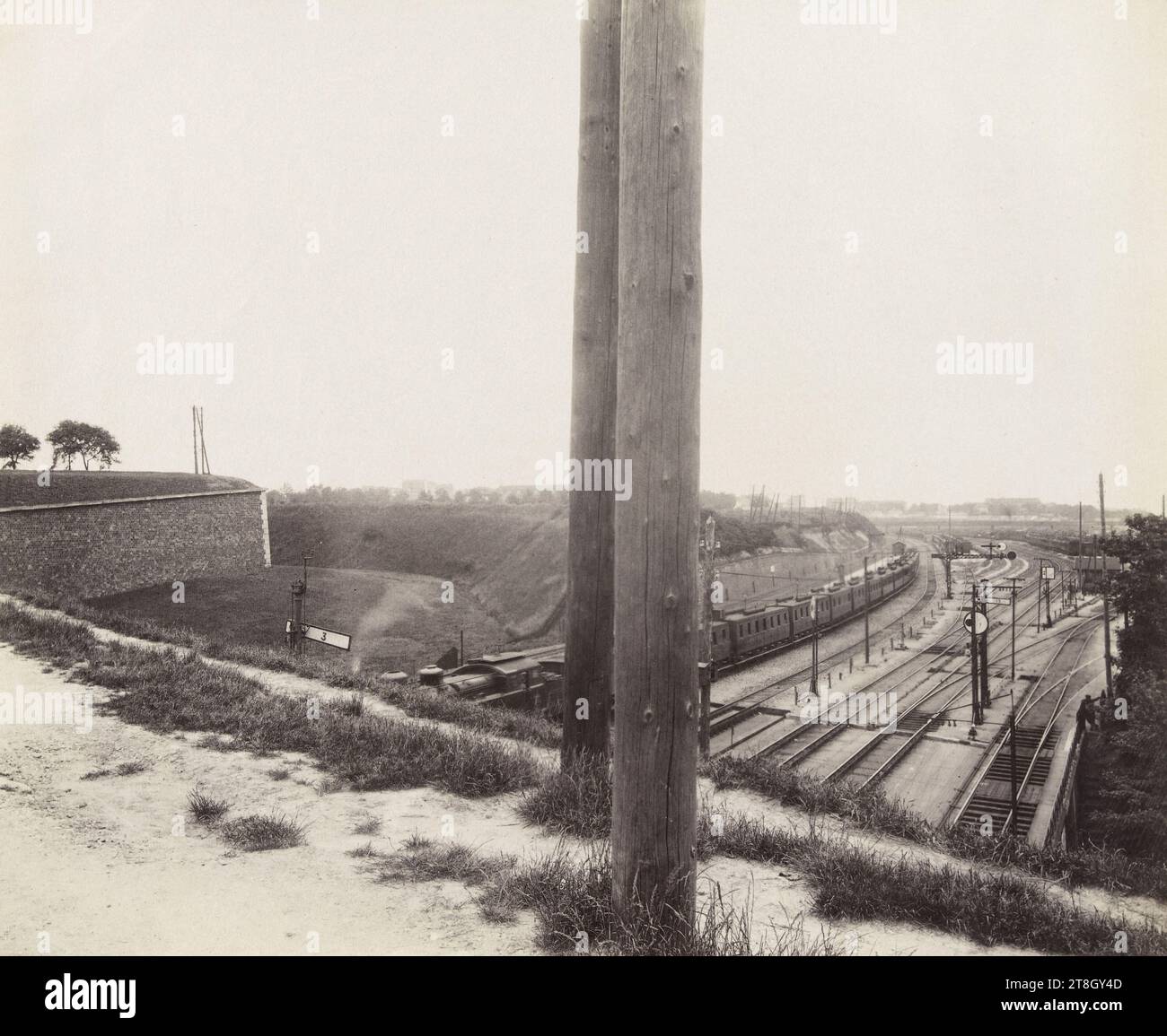 Porte de Bercy, ferrovia Lyon Méditerranée, uscita Parigi, Boulevard Poniatewski, 12° arrondissement, Parigi, Atget, Eugène (Jean Eugène Auguste Atget), fotografo, Fotografia, arti grafiche, stampa in albume, dimensioni - lavoro: altezza: 17,6 cm, larghezza: 21,6 cm Foto Stock