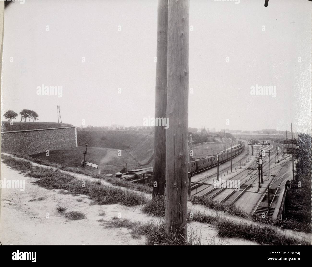 Porte de Bercy, ferrovia Lyon Méditerranée, uscita Parigi, Boulevard Poniatewski, 12° arrondissement, Parigi, Atget, Eugène (Jean Eugène Auguste Atget), fotografo, Fotografia, arti grafiche, stampa in albume, dimensioni - lavoro: altezza: 17,6 cm, larghezza: 21,6 cm Foto Stock