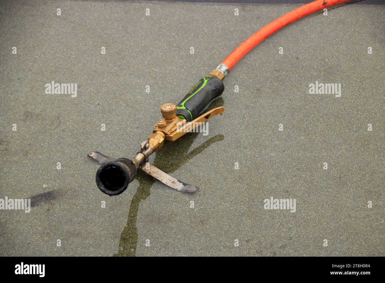 Il tubo flessibile e il bruciatore di una bombola di gas sono nell'acqua Foto Stock