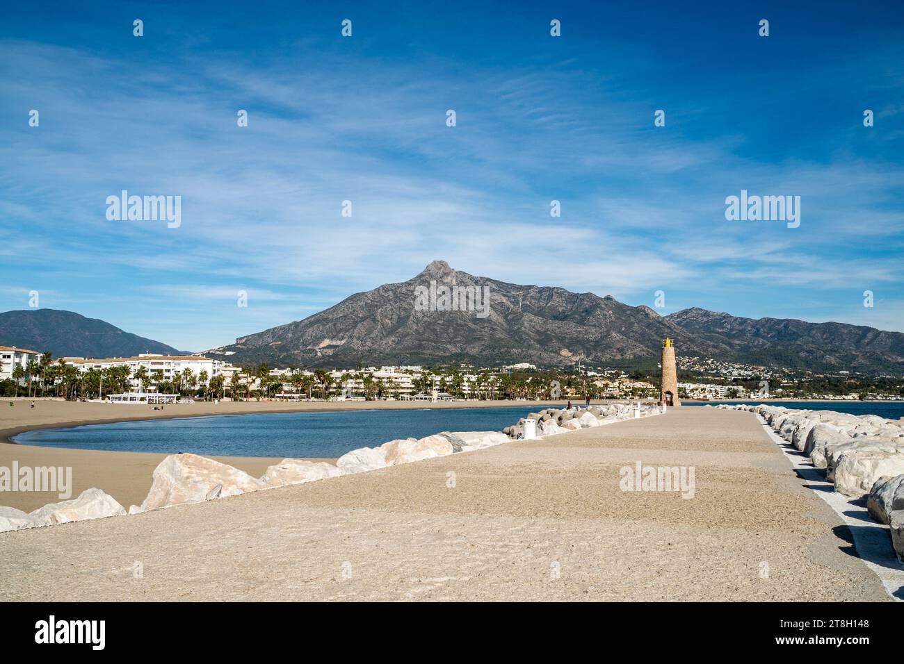 Un'immagine delle spiagge e delle catene montuose che circondano Puerto Banus. Foto Stock