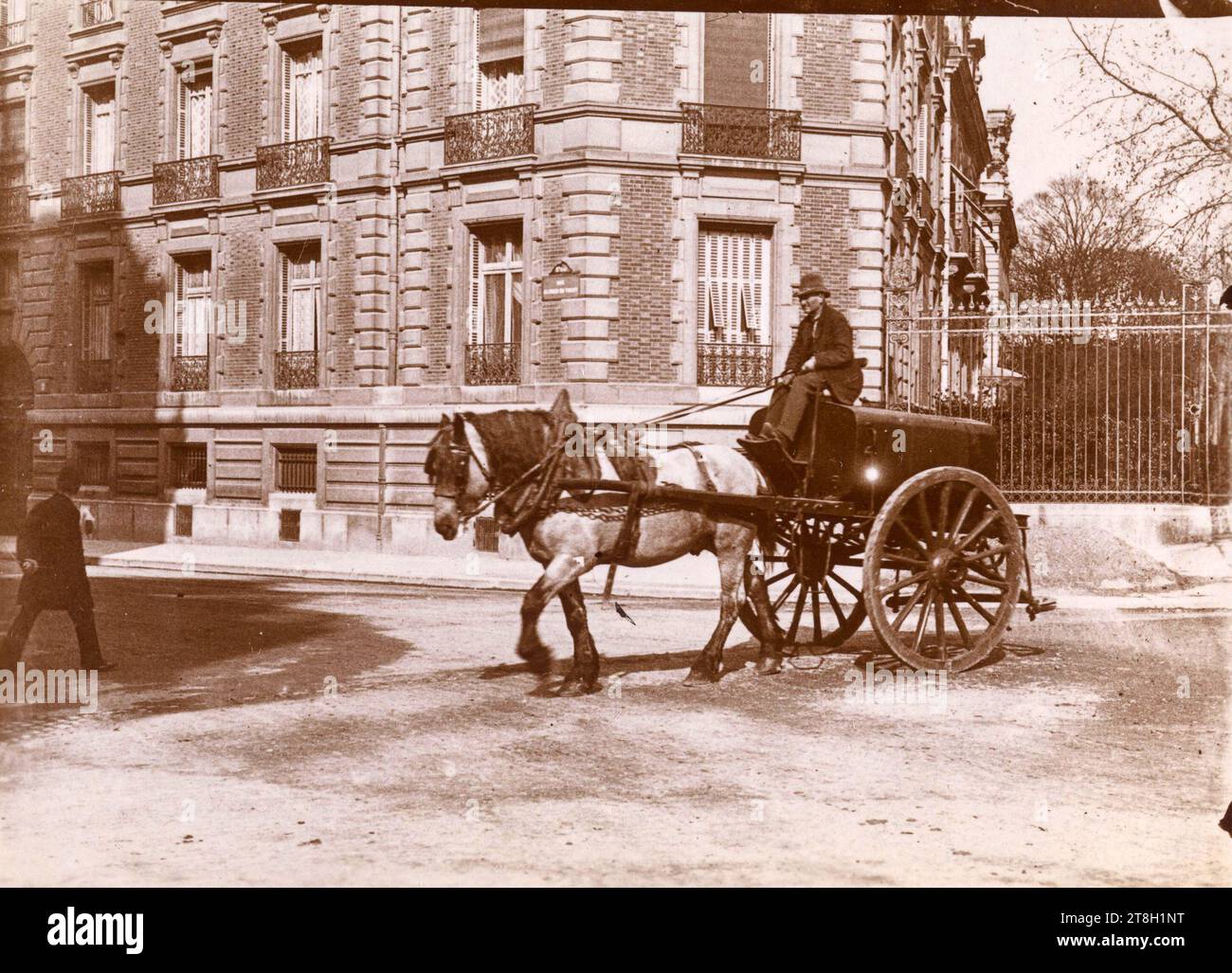 Carrozza trainata da cavalli, Parigi, fotografo amatoriale, XIX-XX secolo, Fotografia, arti grafiche, fotografia, stampa sviluppata in cloruro d'argento con gelatina, dimensioni - immagine:, altezza: 4,2 cm, larghezza: 5,7 cm, dimensioni - margine:, altezza: 4,4 cm, larghezza: 6 cm Foto Stock