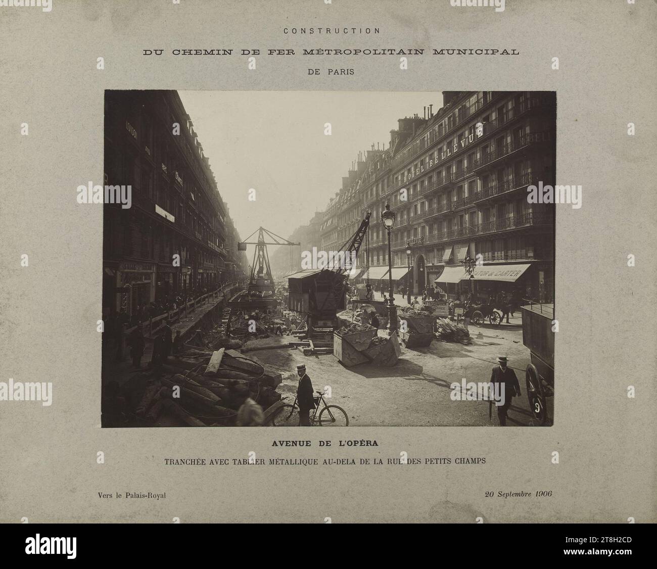 Veduta delle opere da avenue de l'Opéra, 8° arrondissement, Parigi, fotografo, in 20-9-1906, 20th Century, Fotografia, Arti grafiche, Fotografia, Gelatina argento bromuro, dimensioni - Opera: altezza: 17,3 cm, larghezza: 23 cm, dimensioni - montaggio:, altezza: 27,2 cm, larghezza: 34,5 cm Foto Stock