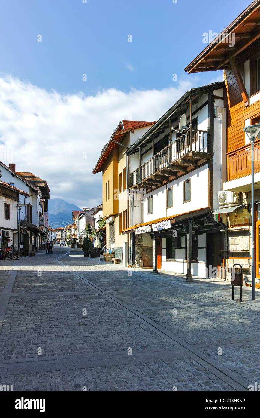 BANSKO, BULGARIA - 10 SETTEMBRE 2023: Strade e edifici tipici della città di Bansko, regione di Blagoevgrad, Bulgaria Foto Stock