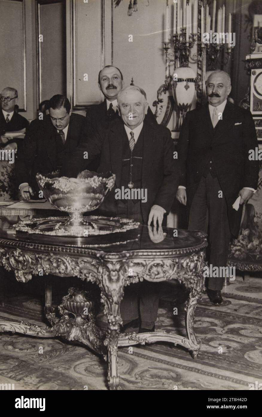 Pareggio di Coppa Davis. Gaston Doumergue, Presidente della Repubblica, si prepara al primo scrutinio, Palais de l'Élysée, 55 Rue du Faubourg Saint-Honoré, 8° arrondissement, Parigi, 4 febbraio 1931, Agence Rol G. Devred, fotografo, EN 4-2- 1931, Fotografia, arti grafiche, fotografia, stampa bromuro argento gelatina, dimensioni - lavoro: altezza: 17,9 cm, larghezza: 12,1 cm, dimensioni - Marge:, altezza: 17,9 cm, larghezza: 13 cm Foto Stock