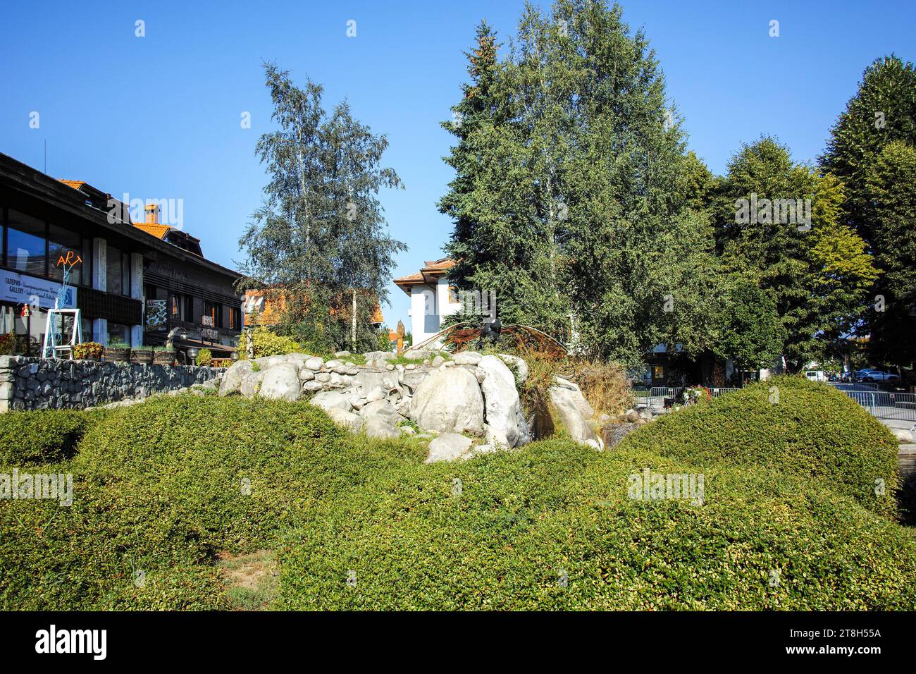 BANSKO, BULGARIA - 10 SETTEMBRE 2023: Strade e edifici tipici della città di Bansko, regione di Blagoevgrad, Bulgaria Foto Stock