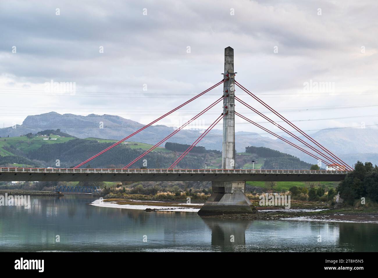 ponte sospeso sul fiume. Porto di Colindres, Cantabria, Spagna, Europa Foto Stock