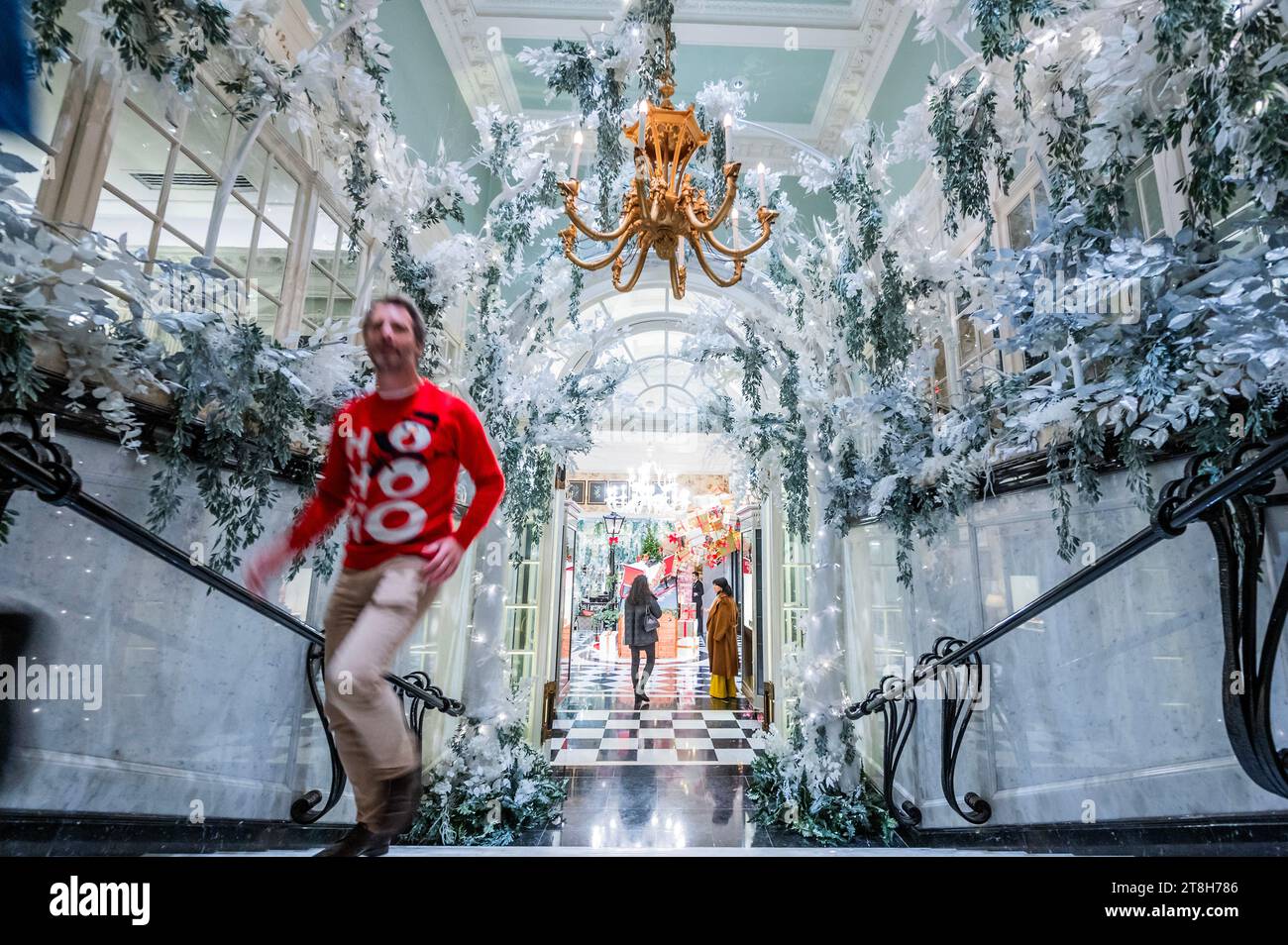 Londra, Regno Unito. 20 novembre 2023. Francis Bourgeois (trainspotter britannico, personalità dei social media, modello e autore) svela l'installazione "Coming Home for Christmas" dei Savoy con Laurent-Perrier al Savoy Hotel di Londra. Crediti: Guy Bell/Alamy Live News Foto Stock