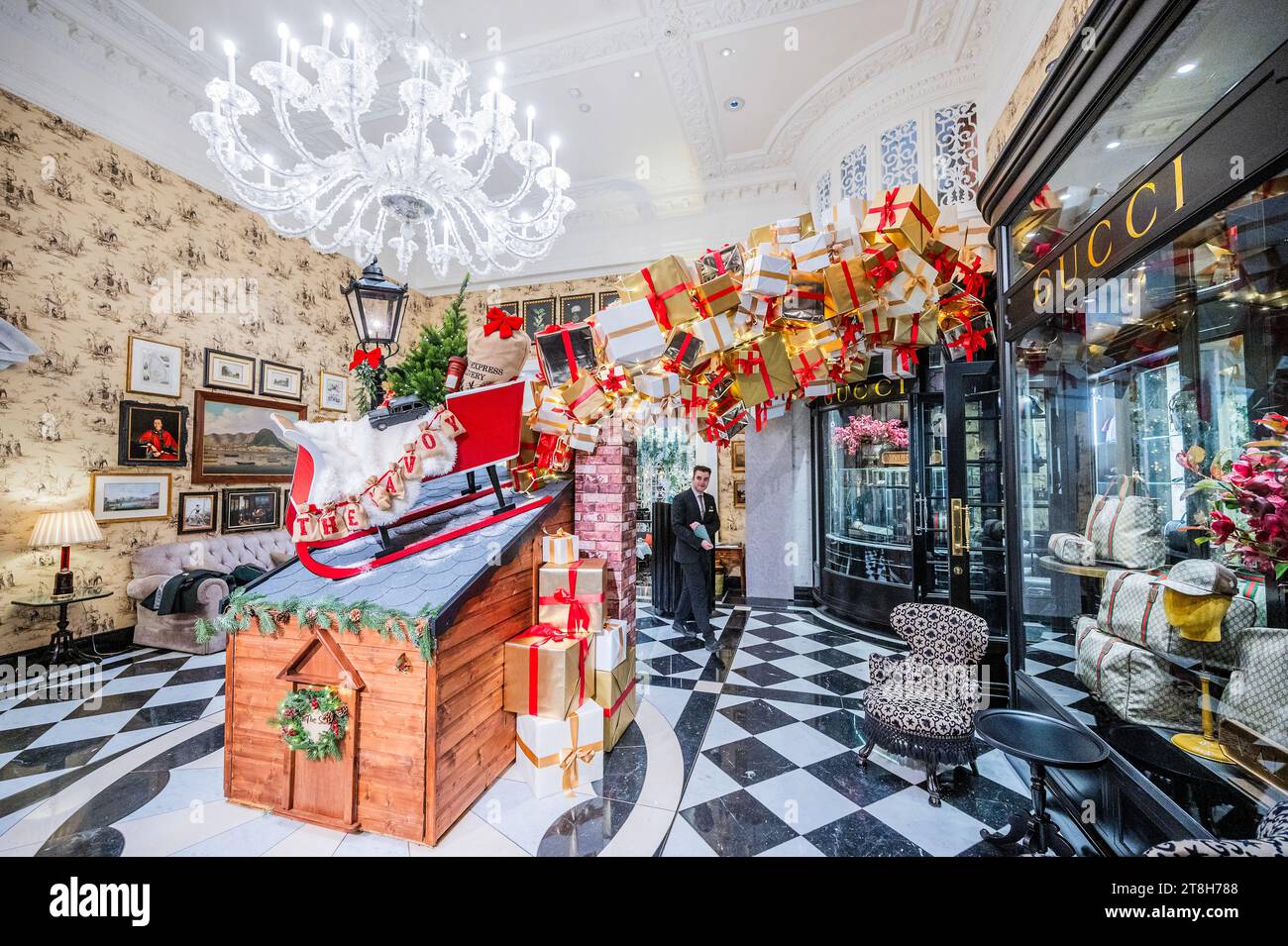 Londra, Regno Unito. 20 novembre 2023. Francis Bourgeois (trainspotter britannico, personalità dei social media, modello e autore) svela l'installazione "Coming Home for Christmas" dei Savoy con Laurent-Perrier al Savoy Hotel di Londra. Crediti: Guy Bell/Alamy Live News Foto Stock