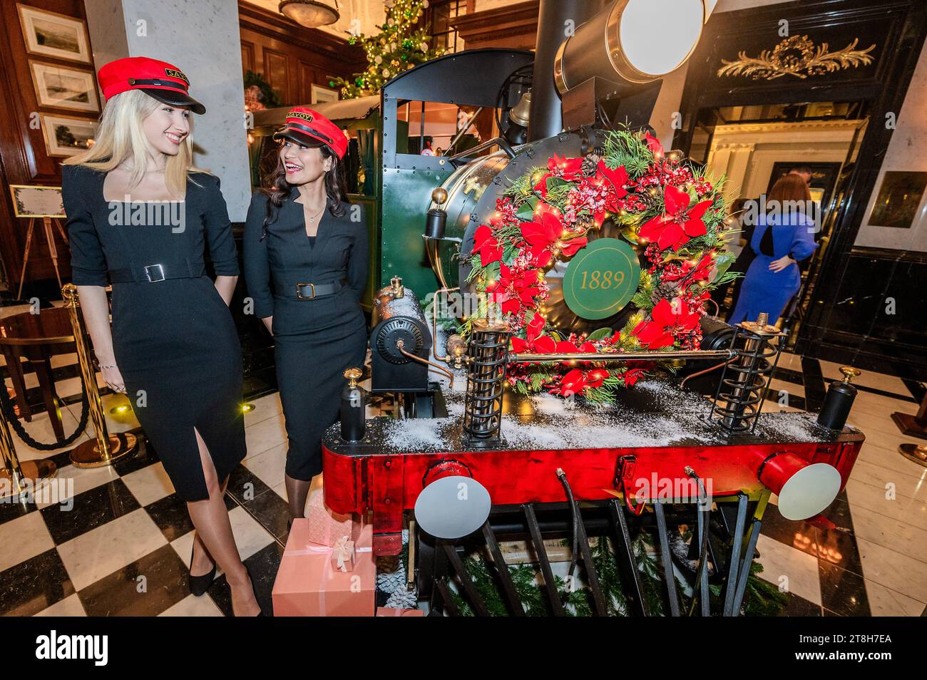 Londra, Regno Unito. 20 novembre 2023. Francis Bourgeois (trainspotter britannico, personalità dei social media, modello e autore) svela l'installazione "Coming Home for Christmas" dei Savoy con Laurent-Perrier al Savoy Hotel di Londra. Crediti: Guy Bell/Alamy Live News Foto Stock