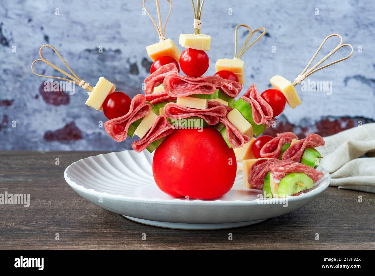 Mini kebab greci con salame, formaggio, pomodori ciliegini e cetrioli - finger food per feste Foto Stock