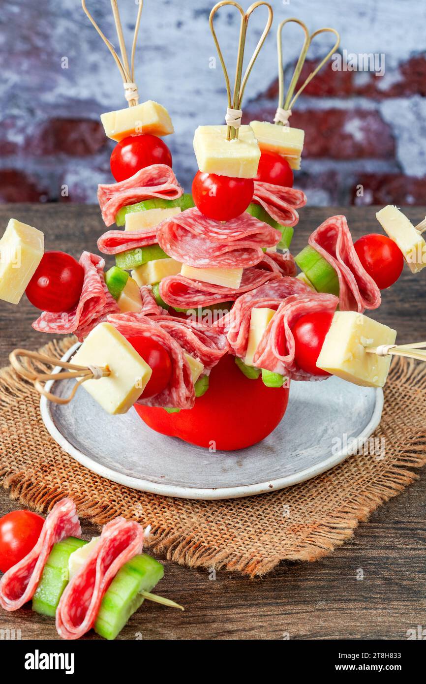 Mini kebab greci con salame, formaggio, pomodori ciliegini e cetrioli - finger food per feste Foto Stock