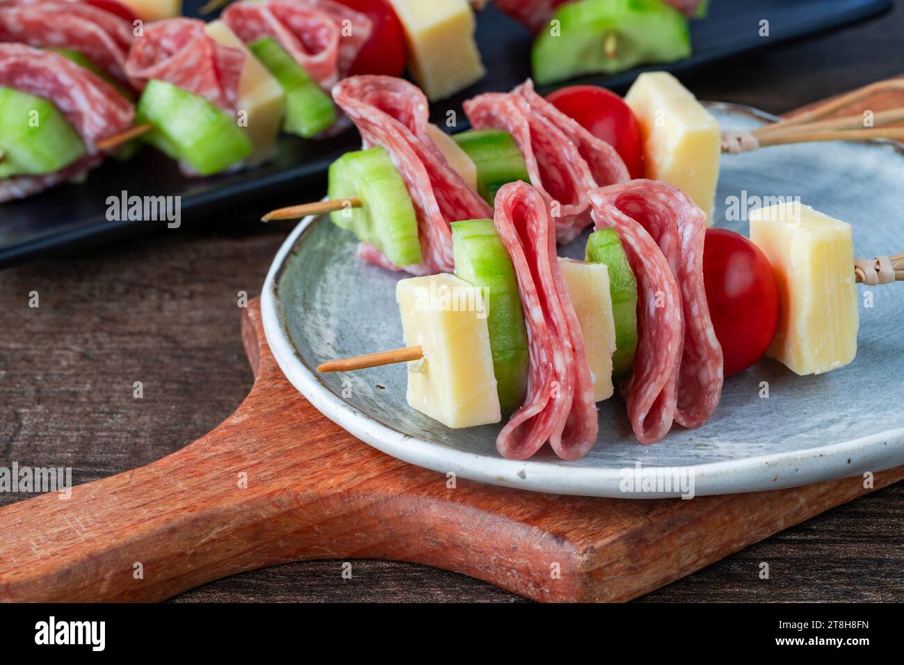 Mini kebab greci con salame, formaggio, pomodori ciliegini e cetrioli - finger food per feste Foto Stock
