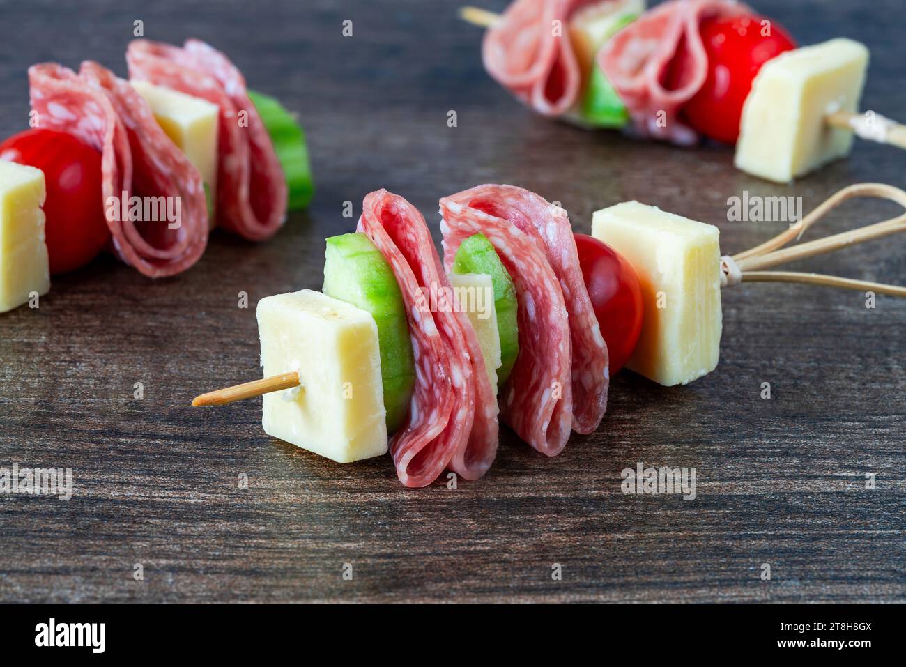 Mini kebab greci con salame, formaggio, pomodori ciliegini e cetrioli - finger food per feste Foto Stock