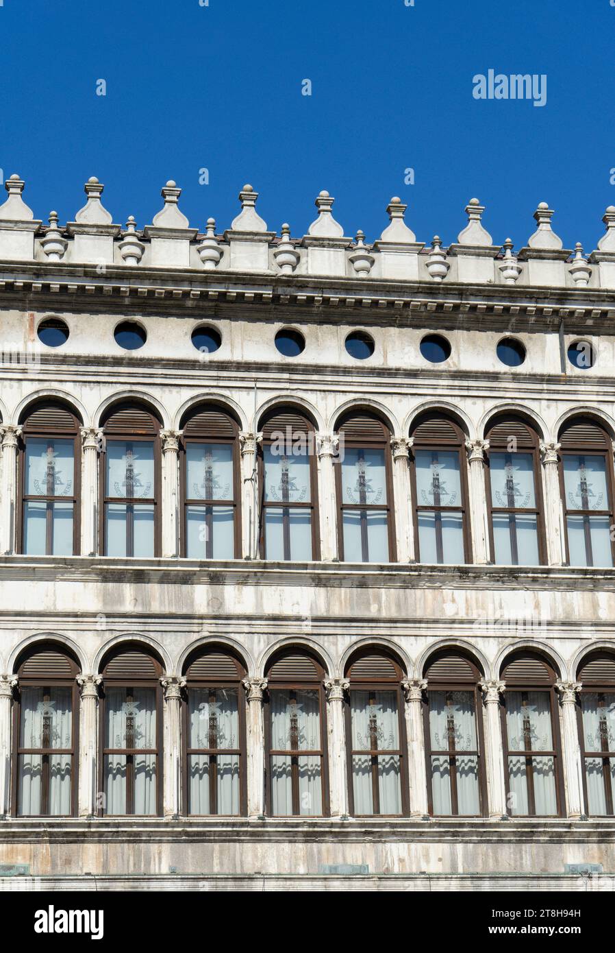 Immagine verticale primo piano Procuratie vecchie, antiche Procuratezze, edificio di Bartolomeo Bon, Piazza San Marco, Piazza San Marco, Venezia, Italia Foto Stock
