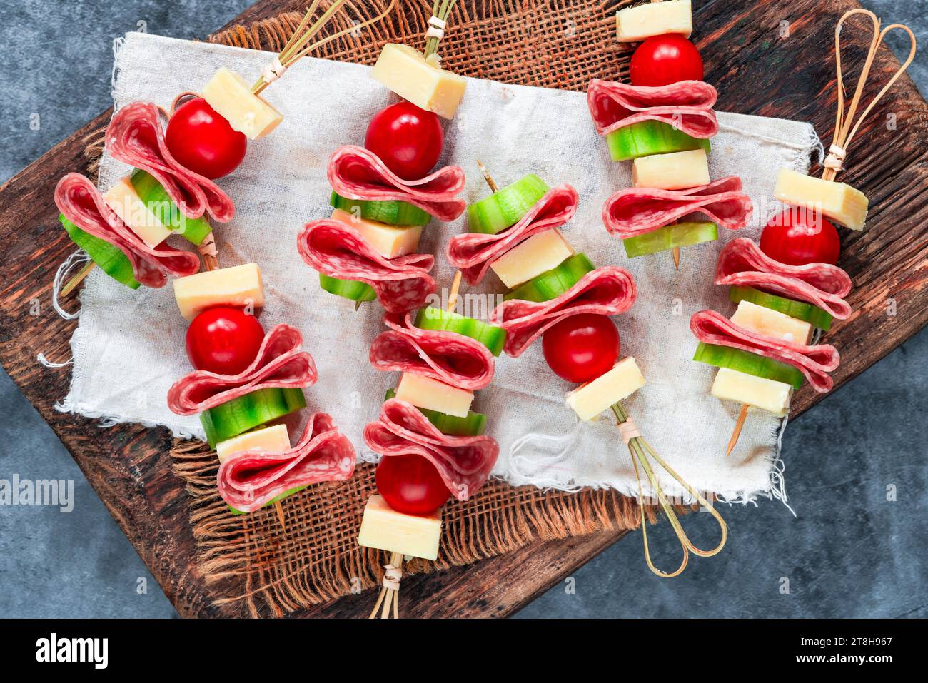 Mini kebab greci con salame, formaggio, pomodori ciliegini e cetrioli - finger food per feste Foto Stock
