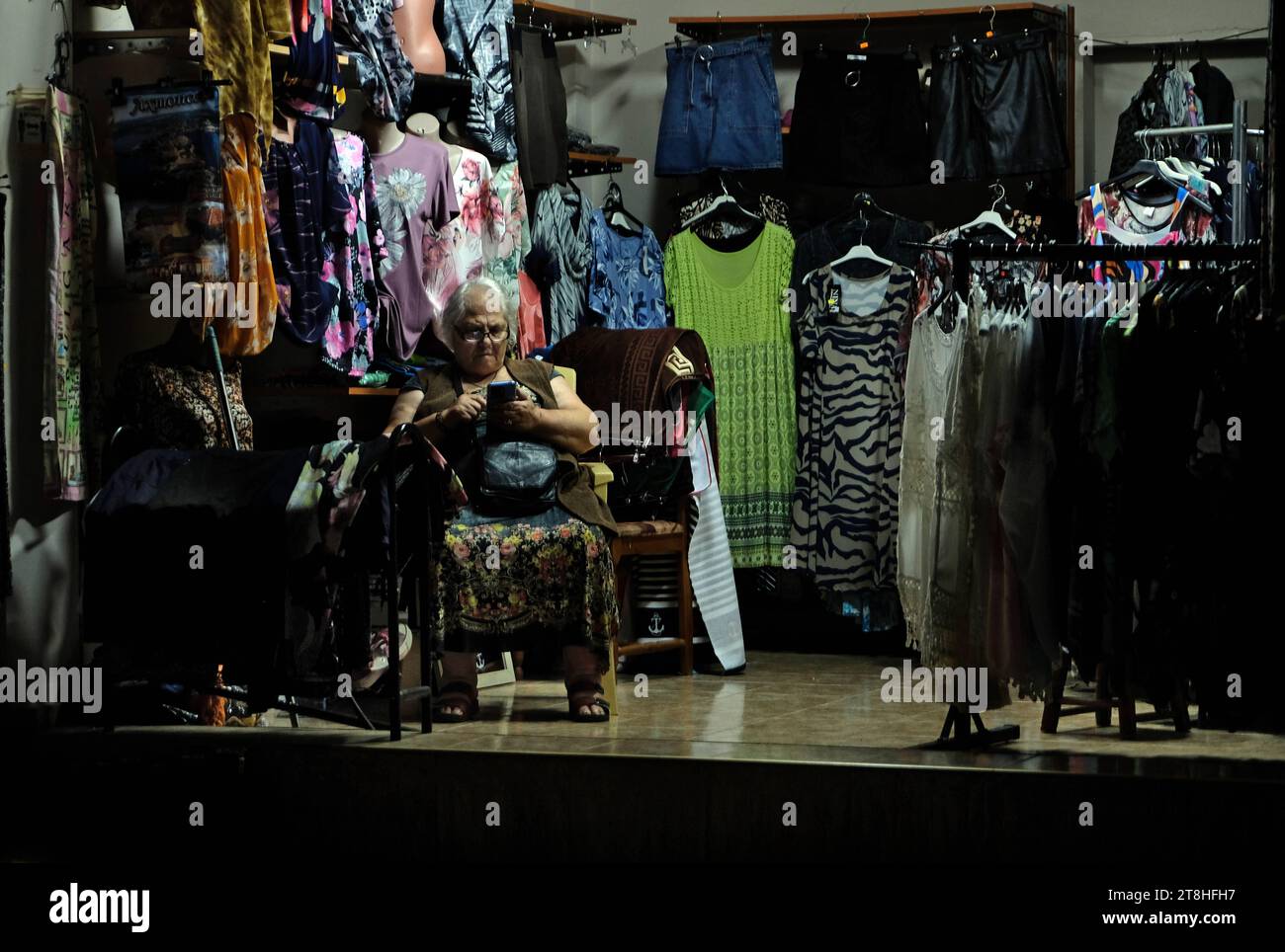DAS Omen Boutique-Verkäuferin Abends daddelnd am Phone Achtopol Achtopol Burgas Bulgarien *** The Omen Boutique Saleswoman gaming in the evening at Phone Achtopol Achtopol Burgas Bulgaria Copyright: XRayxvanxZeschaux Credit: Imago/Alamy Live News Foto Stock