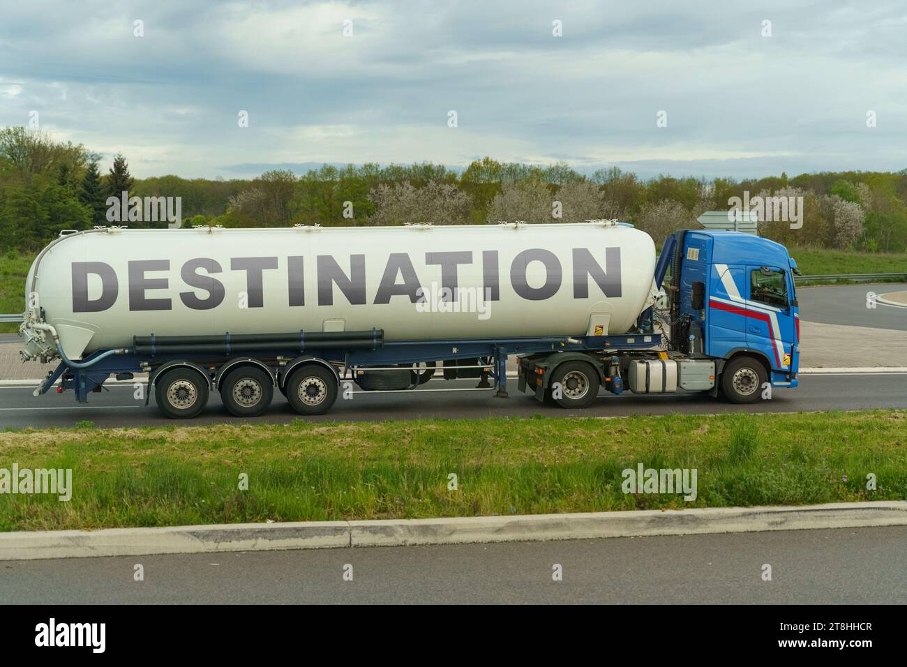 Su un autocarro cisterna che viaggia lungo la strada è presente la scritta - destinazione. Concetto di logistica. Foto Stock