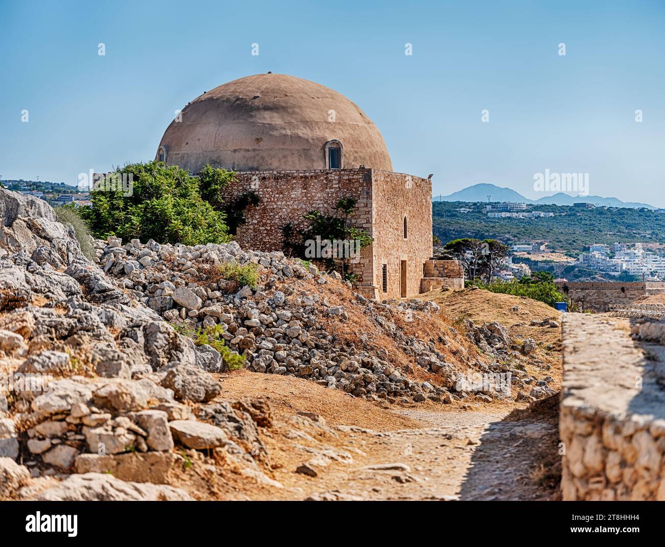 La cupola della Moschea del Sultano Ibrahim a Rethymno, Creta sorge tra le macerie di altri edifici vicino al centro della città. Foto Stock