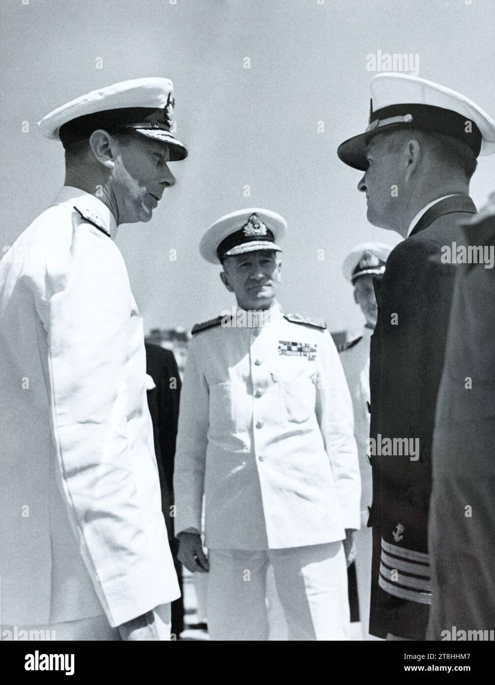 Re Giorgio vi (a sinistra) e Comandante in Capo, Mediterranean Fleet, ammiraglio John Cunningham (centro) durante la visita dei re alla flotta a Napoli, Italia, 1944. Foto Stock