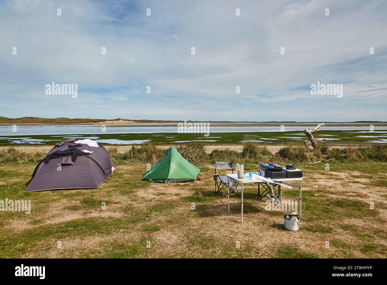 Tende per campeggio sulla riva di una baia marina Foto Stock