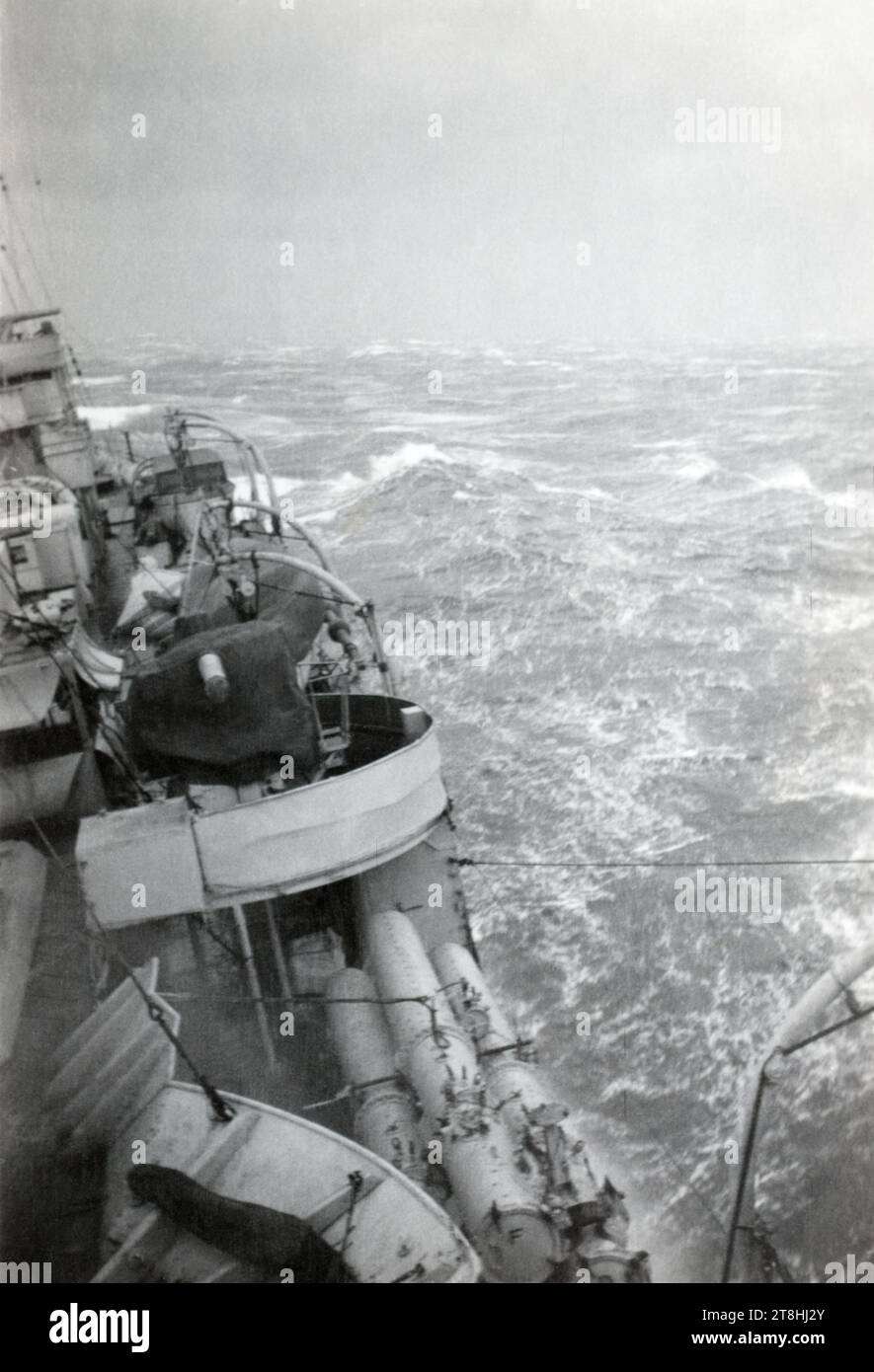 Una vista del mare spietato per il porto della HMS Despatch, c. 1935. È possibile vedere un cannone navale da 4 pollici coperto e un set di tubi per siluri montati su triplo. Foto Stock